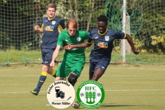 2018-05-12 
Fußball Kreisoberliga 
SV Bautzen in dunkelblau 
-
Hoyerswedawer FC in grün 

Foto: Werner Müller